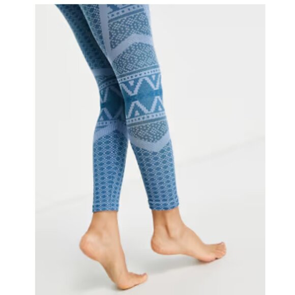 ASOS Petite ski base layer legging & top set in retro graphic print - Picture 4 of 5